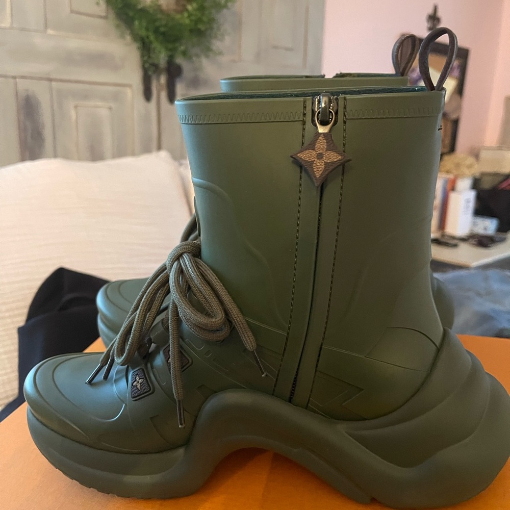 Louis Vuitton Olive Lace-Up Boots 
#1 rain/snow boot on vogue
Brand new - Picture 4 of 6